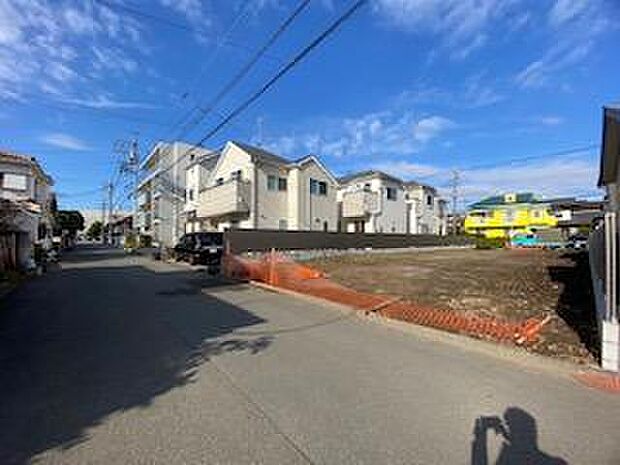 前面道路はアスファルト舗装されています。自転車の走行や、ベビーカーを押して外出する際も快適です。