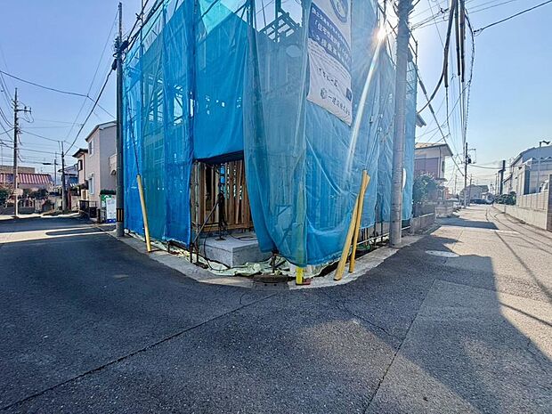 周辺は一戸建て住宅が建ち並ぶ穏やかな住環境。採光・通風を確保しやすく、開放的な角地です。