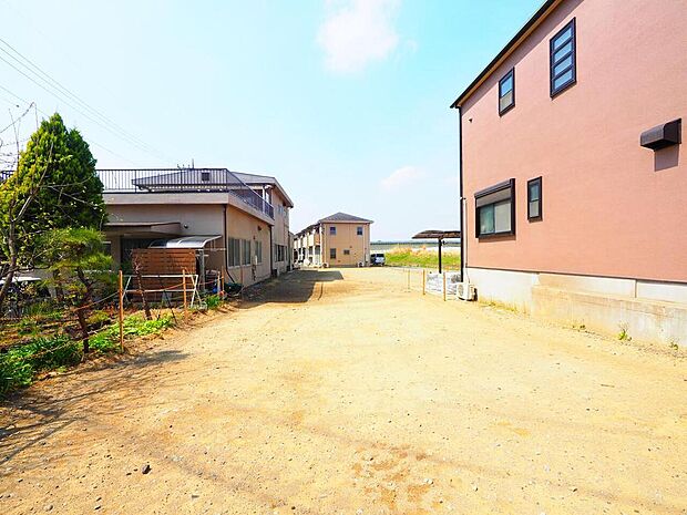現地周辺にはすでに建物が建っていますので、実際の日当たりや隣地との間隔などを考慮することが可能です。
