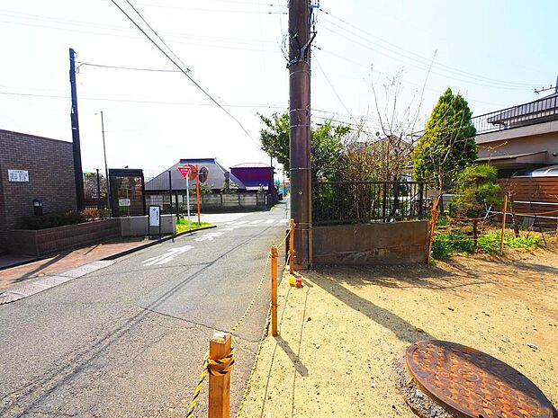 敷地形状や広さだけでなく、周辺の環境も大切なポイントです。ぜひ一度ご自身でお確かめください。