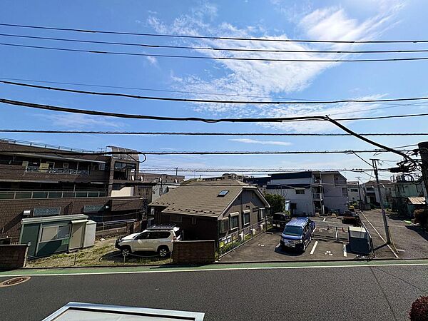 目の前の視界を遮る大きな建物はなく、開けた景色が楽しむことができます。