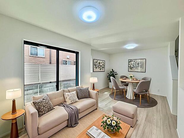 大きな窓のある開放感のあるリビングスペース。掃き出し窓から庭に出入り可能です。※CG加工有り