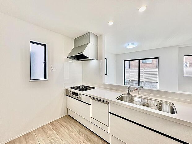 食洗機付きのシステムキッチンを採用。家事の負担を減らし、洗剤による手荒れも和らぎます。