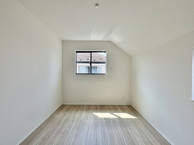 腰高窓につき、窓際にベッドなどの家具を配置できます。お好みのインテリアが楽しめるシンプルな内装です。