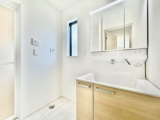 洗面室の収納や洗面化粧台の仕様など、ぜひ現地にてお確かめください。