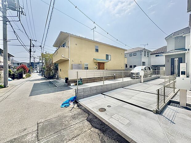 前面道路はアスファルト舗装されています。自転車の走行や、ベビーカーを押して外出する際も快適です。