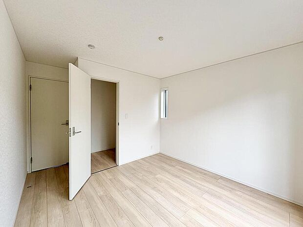 フローリングのためお手入れも簡単。明るくさわやかな空間は、お子様の学習も捗りそうです。