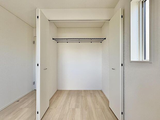 収納スペース付きで、生活感の出やすい場所もすっきり片付きそうです。