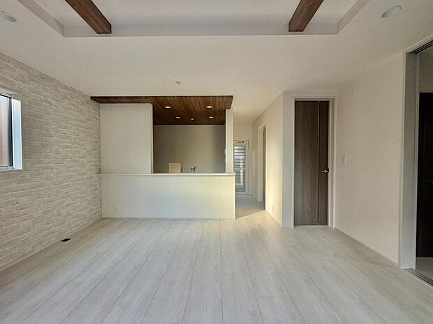 ご家族の写真やお子様の絵を飾り、お気に入りの空間をおつくりください。