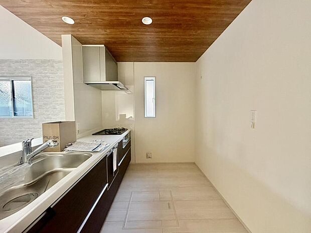 綺麗なキッチンは家事も捗りそうです。ぜひお子様と一緒に、お料理やお菓子作りを楽しんでください。