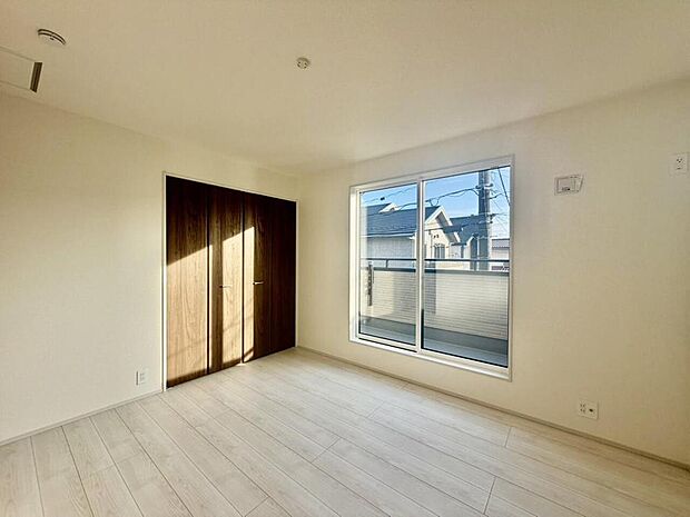 窓から自然光が差し込みます。プライベートな時間も心地よく過ごせそうです。