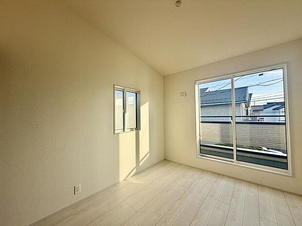 フローリングのためお手入れも簡単。明るくさわやかな空間は、お子様の学習も捗りそうです。