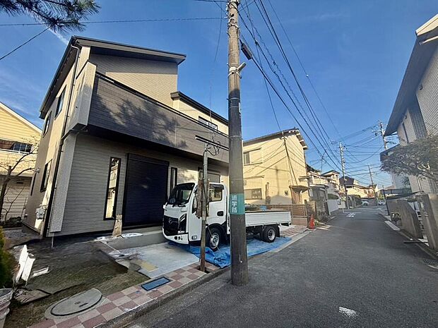 周辺は、低層住宅が建ち並ぶ閑静な住宅街です。緑豊かな住環境で落ち着いた暮らしが叶います。
