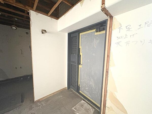 住まいの顏となる玄関。お気に入りの小物や写真を飾ることで、さわやかな気持ちで外出できそうです。