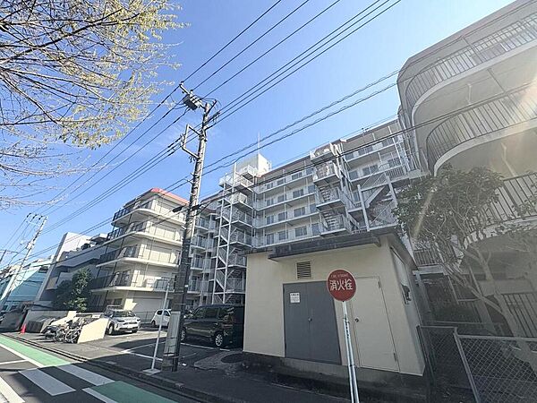 スーパーなどの買い物施設も近くに揃い、快適ライフを彩るロケーションです。