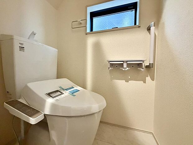 トイレは2か所に設置されており、来客時やご家族が揃う時もゆとりをもって利用できます。