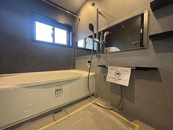浴室には窓が設置されており、お掃除の際の換気もスムーズに行えそうです。