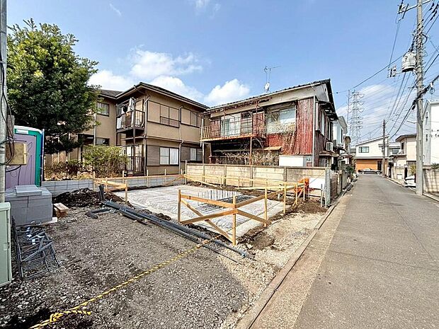 周辺は、低層住宅が建ち並ぶ閑静な住宅街です。緑豊かな住環境で落ち着いた暮らしが叶います。