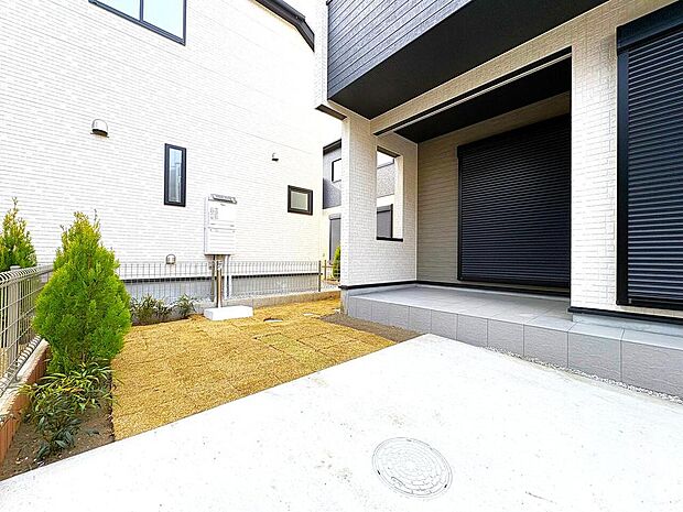 気候の良い時期は外で食事をしたり、バーベキューを楽しむことができるテラスです。