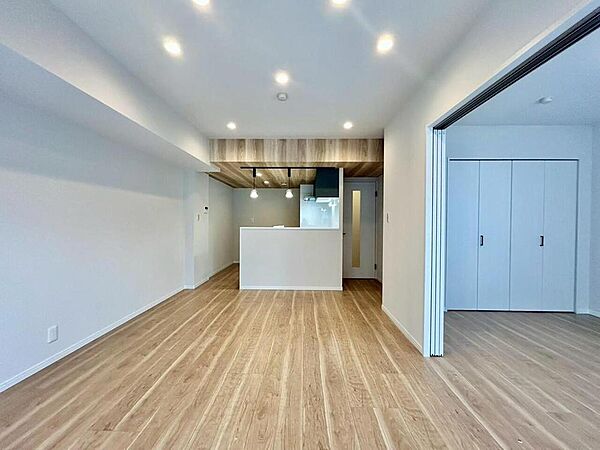 自然と笑顔が溢れるLDKです。お好きな小物や写真を飾り、お住まいづくりをお楽しみください。
