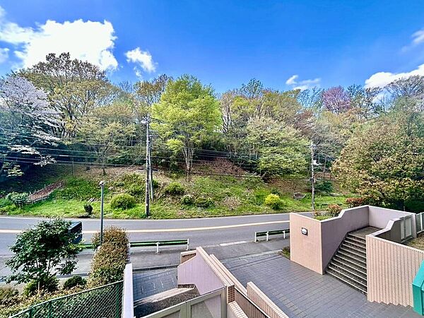 バルコニーは目の前を遮る高い建物がなく陽当り良好です。