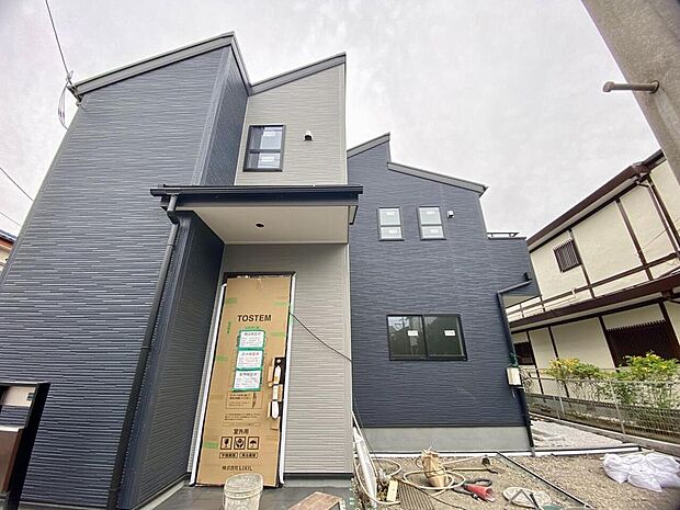 周辺は、低層住宅が建ち並ぶ閑静な住宅街です。緑豊かな住環境で落ち着いた暮らしが叶います。