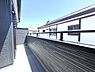 バルコニー：南向きにつき、日当たり良好◎天気のいい日には、気持ちよく洗濯物を乾かすことができそうです。