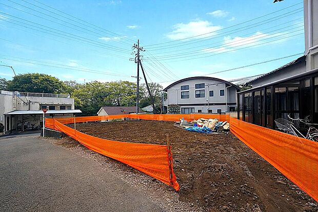 周辺は一戸建て住宅が建ち並ぶ穏やかな住環境。採光・通風を確保しやすく、開放的な立地です。