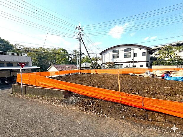 前面道路はアスファルト舗装されています。自転車の走行や、ベビーカーを押して外出する際も快適です。
