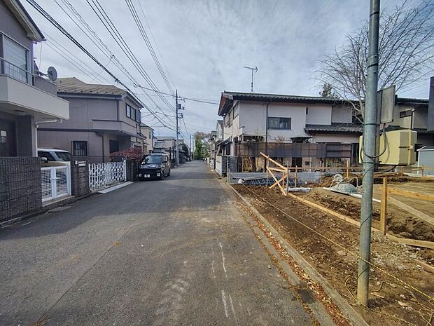 前面道路は幅員6m以上の広さが確保され、車のすれ違いもスムーズ。徒歩や自転車の移動時も安心です。