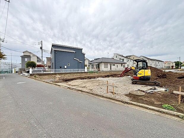 周辺は、低層住宅が建ち並ぶ閑静な住宅街です。緑豊かな住環境で落ち着いた暮らしが叶います。