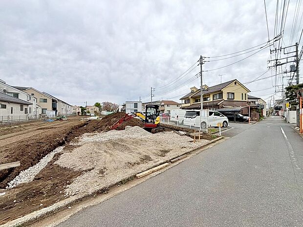 前面道路はアスファルト舗装されています。自転車の走行や、ベビーカーを押して外出する際も快適です。