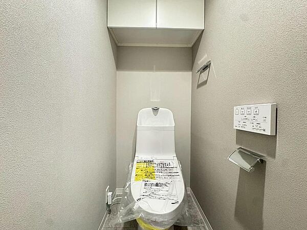 清潔感があるトイレです。仕様の詳細など、気になることはお気軽にお尋ねください。