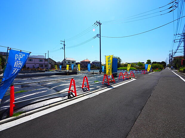 前面道路はアスファルト舗装されています。自転車の走行や、ベビーカーを押して外出する際も快適です。