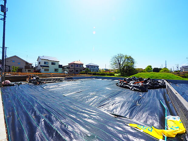 前面道路は、分譲地内の道路のため車通りが少なく、安全面においても魅力的です。