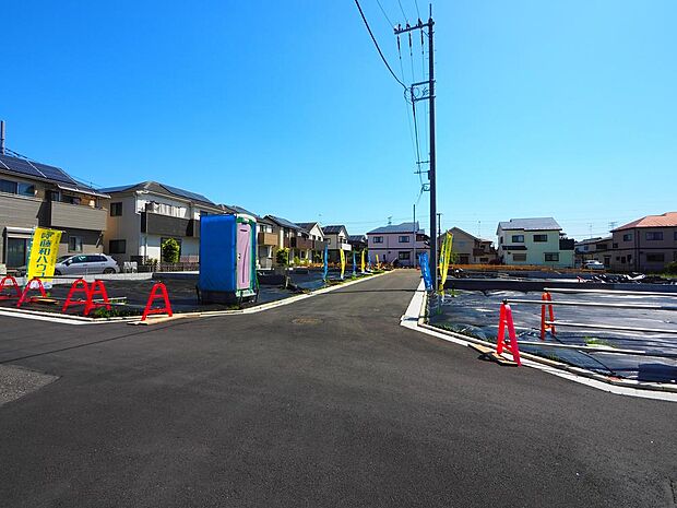 前面道路はアスファルト舗装されています。自転車の走行や、ベビーカーを押して外出する際も快適です。