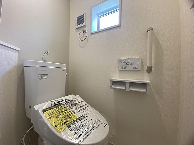 トイレには窓があるため、自然光を採り込むことができます。お掃除の際、換気もスムーズに行えます。