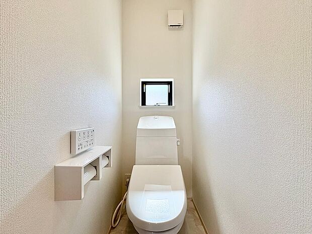 トイレは2か所に設置されており、来客時やご家族が揃う時もゆとりをもって利用できます。