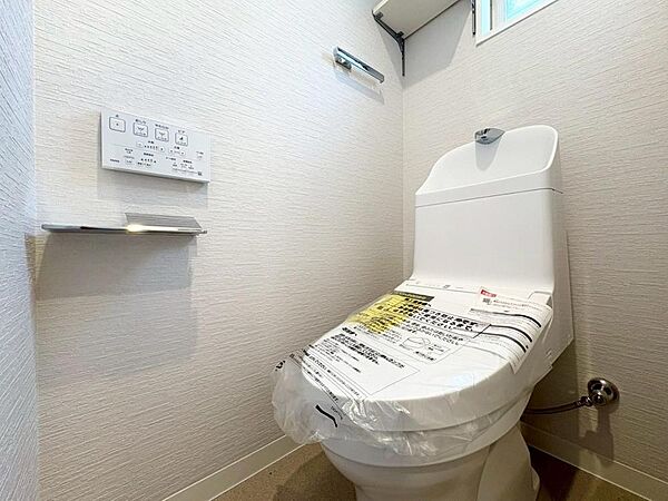 清潔感があるトイレです。仕様の詳細など、気になることはお気軽にお尋ねください。