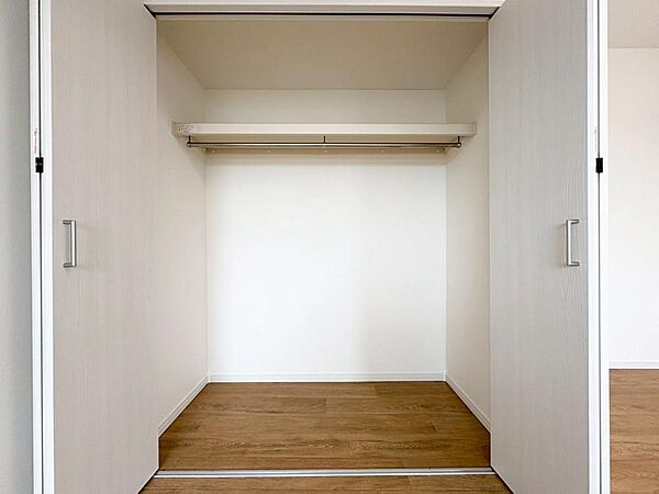 クローゼットは、ハンガーパイプや枕棚が備わっており、お洋服や小物もすっきりと収納いただけます。