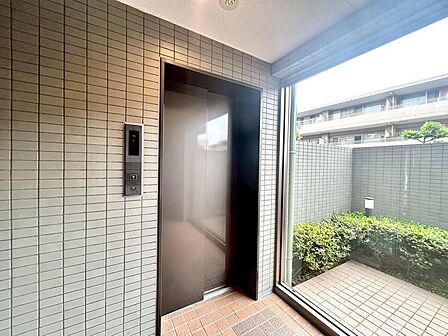 重い荷物の持ち運びやベビーカーでの移動も、エレベーターがあるためスムーズです。
