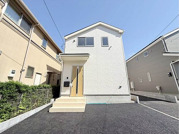 街並みに調和する優しい色合いの外観は、庭に植栽する樹木や花々も良く映えそうです。