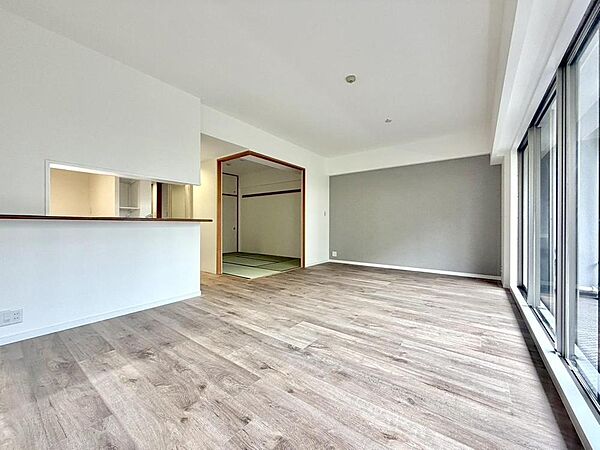 自然と笑顔が溢れるLDKです。お好きな小物や写真を飾り、お住まいづくりをお楽しみください。