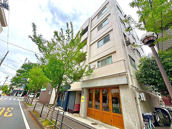 「現地外観写真」6階建、総10戸のマンションです。ペット飼育可能(細則有り)。周辺環境を含め、お気軽にお問い合わせくださいませ。※CG加工により晴天にしています。