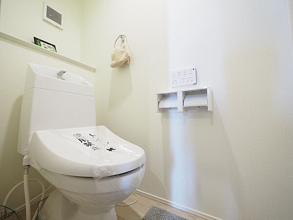 トイレは快適にお使いいただける温水洗浄便座付き。1・2階に備えられています。