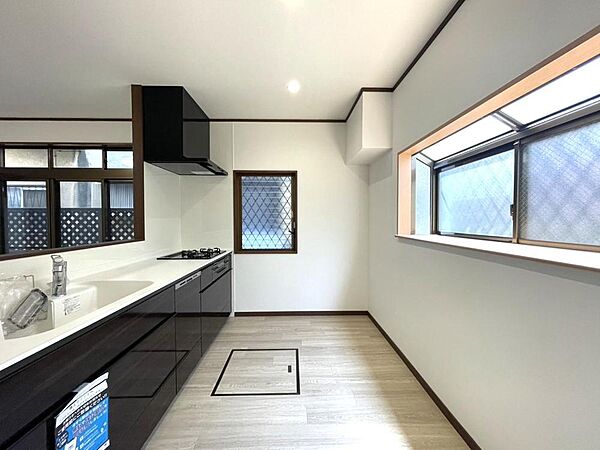 新しいお住まいのキッチンで、休日は家族でお料理を楽しむ時間が増えそうです。