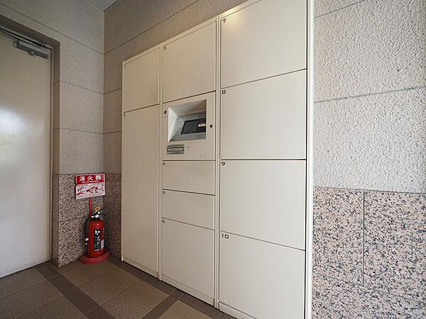 宅配ボックスが設置されています。在宅中でも手が離せないときに、非対面で荷物の受け取りが可能です。