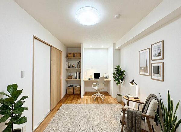 テレワークなどの作業部屋や家事室、子供部屋としても便利なお部屋です。※バーチャル加工を施しています。