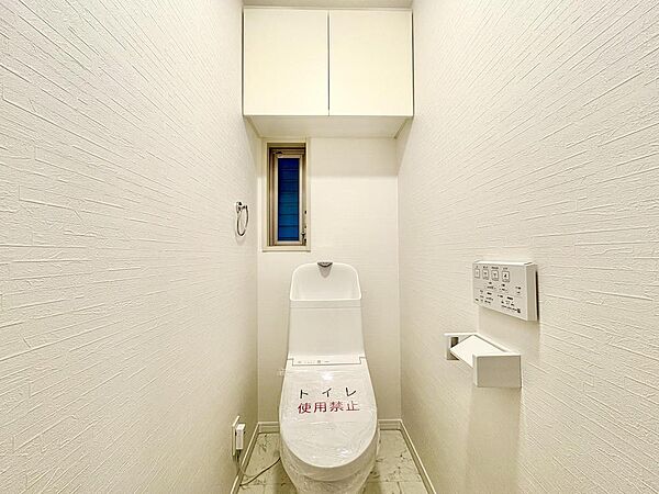 温水洗浄便座が備わっており、毎日快適にご使用いただけます。掃除用具の収納に便利な吊り戸棚付きです。
