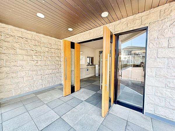 手入れが行き届いた印象のマンションです。日勤管理のため、お仕事で日中家を空けるご家庭も安心です。